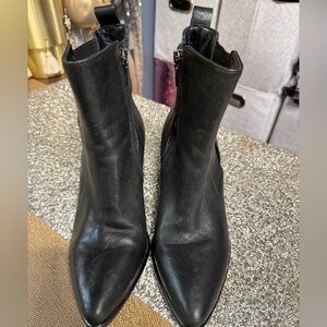 Vero Cuoio Sleek Black Ankle Boots